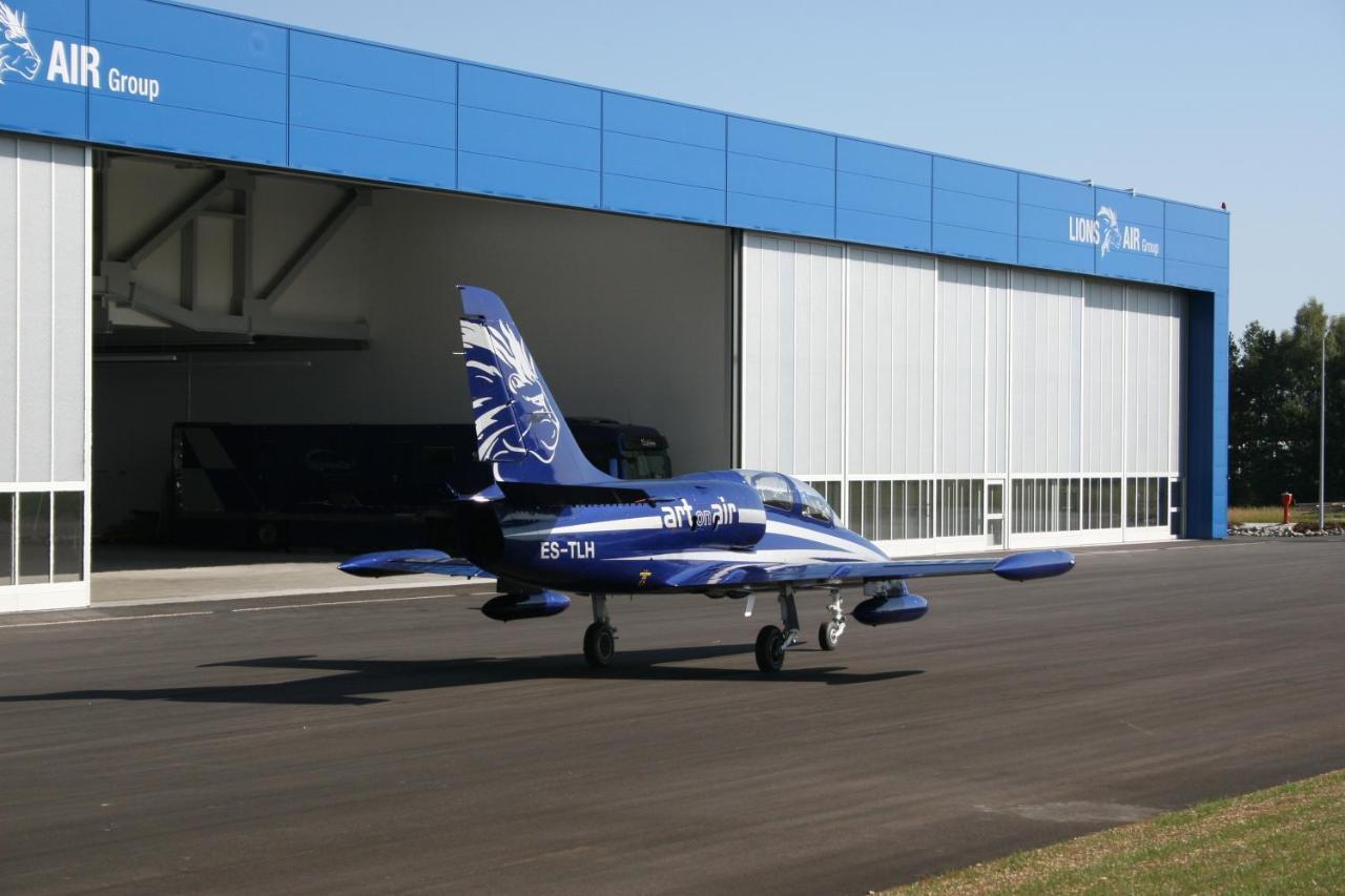 Aircraft Hotel & Events Neuhausen ob Eck Exterior photo